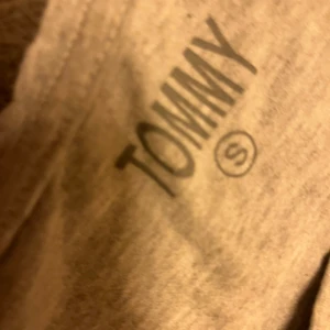 Snygg t-shirt - Jätte fin Tommy t-shirt den är i storlek S men skulle själv säga att den passar xs