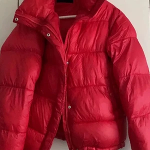 Puffer jacket - Lånad bild men säljer en jacka som är en kopia av denna! Köpt av en annan tjej men den var tyvärr lite för lång i ärmarna! Xs-s