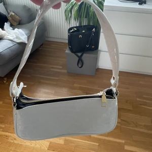 Vit väska - Knappt använd vit väska, frakt ingår🥰