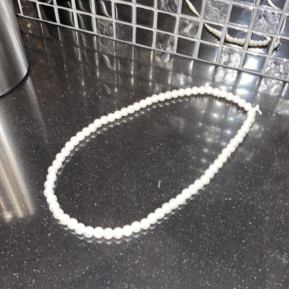 Det här halsbandet är har bara vita runda pärlor. Det är stretchigt och går inte att knäppa. Bra att har till halsbandet till ljusa outfits.⚡️😎. Accessoarer.