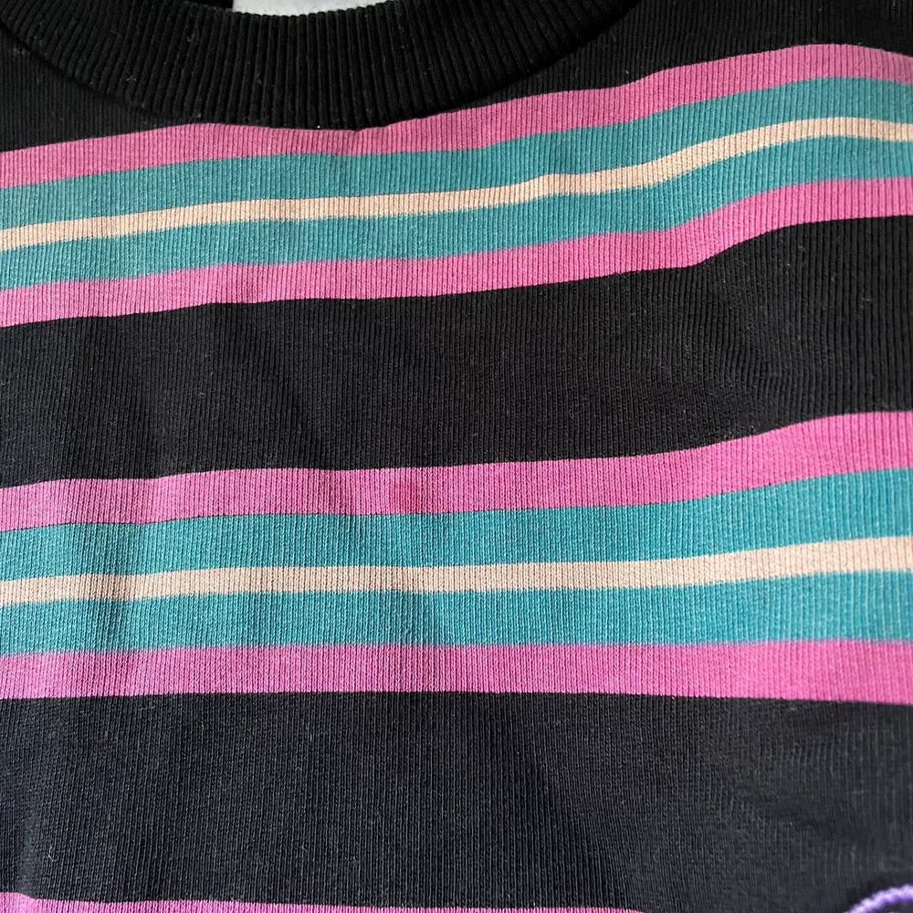 Säljer min multiverse sweatshirt från junkyard, köpt för 399kr. Tröjan har blivit blekt i solen och när den tvättats men annars bra skick! En liten fläck men den syns knappt.. Tröjor & Koftor.
