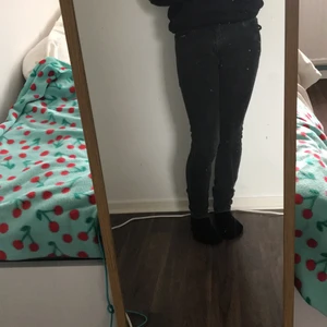 Jeans - Snygga svarta skinnyjeans som aldrig använts. Som nya och skitcoola. Skriv DM för frågor!