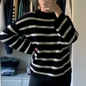 Stickad tröja  - Jätte mysig och skön stickad tröja som är perfekt till hösten och även som till exempel mys tröja hemma! Den har en liten fläck på framsidan men som knappast syns och som jag skulle gissa går bort med lite vanishgold typ, därav priset! Men den är snygg och bekväm! (Den är i storlek m för att den ska vara lite större och mer mysig)