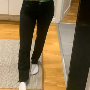 Svarta straight Levis jeans 