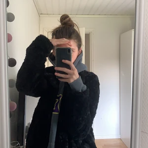 Vero moda fakepälsjacka - Fräsch och mjuk i ”pälsen”, två fickor, lite tunnare typ va jacka 