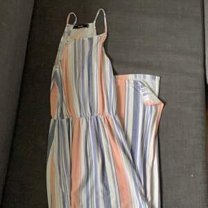 Lång färgglad strandklänning i superskönt material med en slits vid benen, maxi klänning