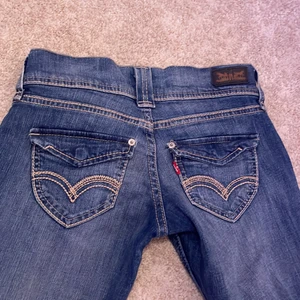 Lågmidjade Levis jeans - Jättefina lågmidjade jeans från Levis! Det står ingen storlek i jeansen men skulle säga att de är i XS-S💜