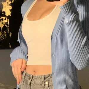 Söt kofta ☺️  - Super fint plagg jag köpt men bara använt 1 gång, den är inte riktigt jag så säljer den för en lågt pris✨ man kan använda den som kofta eller tröja söt båda väggarna💕 skriv till mig för mer info💓