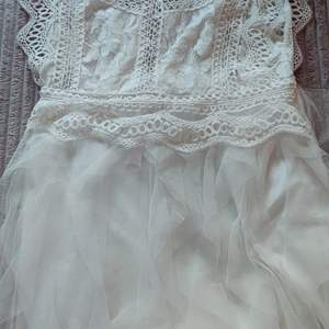 Säljer denna fina klänning ifrån hotline. Den är vit med spets upptill och volang nertill. Går ungefär ner till vaden och är i storlek S.
