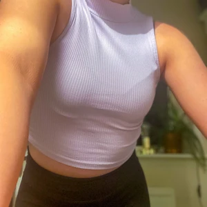 En tank top från Laget 157 i storlek M/L - Fin tank top med hög krage som passar storlek S. 