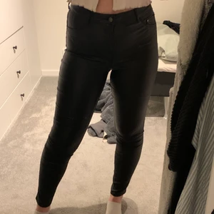 Skinnbyxor  - Skinnbyxor (jeggings & high waist) från HM, sällan använda 🌟 storlek 30/32, pris 150kr + frakt