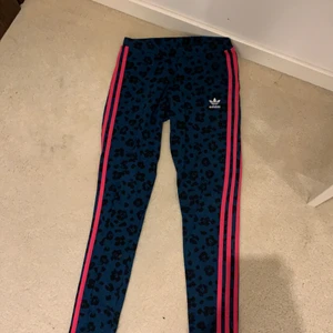Adidas - Adidas byxor med leopardprint.Frakten betalar man själv !! 