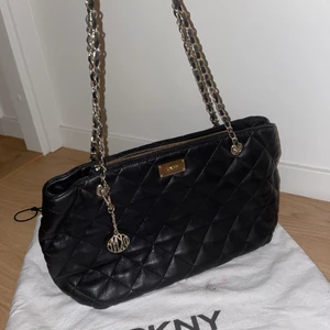 DKNY väska - Köptes för 2700kr, endast använd ett fåtal gånger alltså är den i väldigt bra skick. Inga skador på väskan. För mer bilder eller frågor hör gärna av dig!!