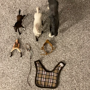 Hästar  - Jag lekte med dem hästarna när jag var yngre. Det är bra skick och inget är trasigt!            