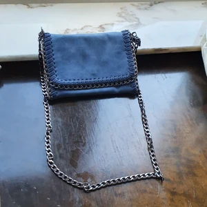 LIKNADE TILL MCSTELLA KOURTNEY VÄSKA  - Användade 2 gånger och passar till allt. Finns fler bilder och bud I kommenterna.Den är liknade 