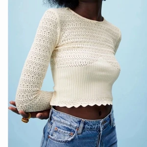 Topp från Zara - Jättefin topp från Zara som aldrig kommit till användning då det inte riktigt var min stil så lappen finns kvar. 200kr + 66kr frakt eller bud om flera är intresserade💕