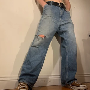 Vintage baggy carhartt jeans hål - Vintage baggy Carhartt jeans medgett lagom stort hål på höger knä 🛹  Tack vare den stora passformen av dessa jeansen är de perfekta med en baby tee och ett par sköna sneakers för att få en skate inspirerad outfit! Jag älskar all detaljer dessa byxorna har på sidorna med extra fickor och den underbara bruna läder loggad på höger bakficka! Midjemåttet är 96 cm och benlängden är 102 cm! De har två små svaga svarta fläckar vid bakfickorna!