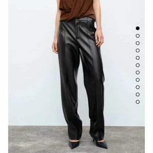 Skinn byxor - Storlek S, aldrig använda, prislapp kvar, sitter tighta uppåt om man har den storleken, och inte så pösigt