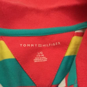 En fin T-shirt me olika färger  - Den är liten för mig och inte min stil den är även knappt använd. Köpt i usa 