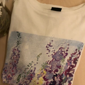 T-shirt från Ginatricot🌸🌸 - En superfin t-shirt med ett tryck av blommor från Ginatricot🌸🌾 Denna är i toppen skick💕