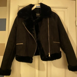 Vinter jacka  - En svart jacka från Pull & Bear  knappt använd och är i storlek S och priset inklusive frakt 