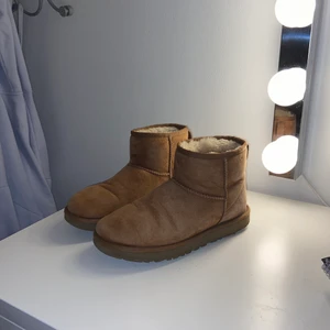 Uggs låga beige strl 39 - Uggs i beige, storlek 39. Inga fläckar förutom liten bak på hälen. Nerslitet innermaterial i hälen (hänt alla mina uggs och alla mina vänners uggs, inte obekvämare att gå med) Orginal pris ca 1500kr. (Frakt exklusive satt pris)