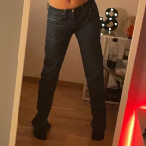 Levi’s jeans - Säljer mina älskade Levi’s jeans. Modell 508, storlek w31 L34. Nyskick med en slits längst nere på jeansen så dom lägger sig fint på skorna💞💞