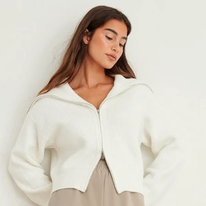 Stickad tröja, NA-KD, storlek=34 - Stickad tröja med stor krage och blixtlås! Völdigt in och bra skick, använt Max 2 gånger, nypris=529, säljer för 250kr + frakt 