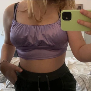 Lila topp - Galet snygg topp som både går att klä upp och ner🤍 Köpt förra året men har tyvärr inte kommit till användning mer än en gång. Finns reglerbara band (se bild 3). Passar M-L beroende på hur du vill att den skall sitta. Nypris c.99kr. Vid flera intressen skapas en budgivning!
