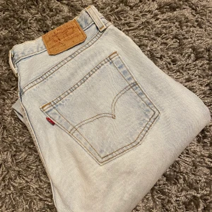 Levis jeans - Intressekoll på mina ljusblå Levis jeans! Säljer endast vid bra bud så är du intresserad, ge prisförslag privat💞