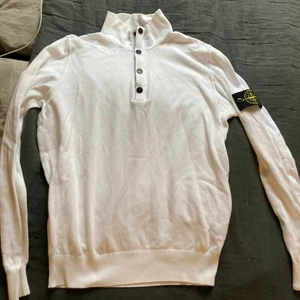 Stone Island tröja - Använd sparsamt, skick 8/10.                                          Strl M , Köptes på NK för 2500kr.                                   Finns att hämta på Östermalm 