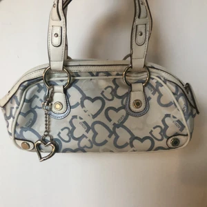 Söt y2k väska - Jättefin vintage väska me coola nitdetaljer och en liten charm😋  