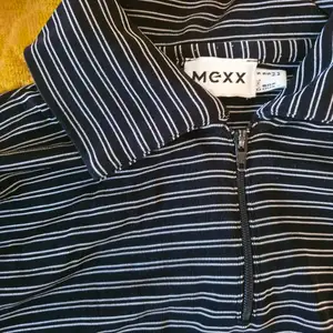 En randig tröja från märket Mexx. Sitter bra på någon med s/m. Fint skick😇