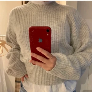 KNIT - (tröjan är XS på mig som är en S) jätte fin stickad tröja från weekday som är lite ”croppad”, och går in vid magen (se 2a bild) tröjan innehåller ull! 😍endast använd en gång, alltså som ny. köpare betalar frakt (spårbart 57 kr)! 💕💕