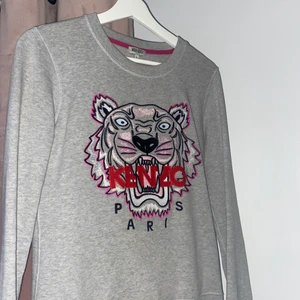 Kenzo tröja st S - Jättebra skick då den knappt är använd. Köpt i Stockholm på NK, nypris 2199kr. 💕säljs för 800kr i storlek S