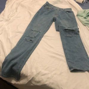 super highwaist flarie jeans - benet e jätte lång, haft på mig den typ 2 ggr, jätte bra kvalité strlk M