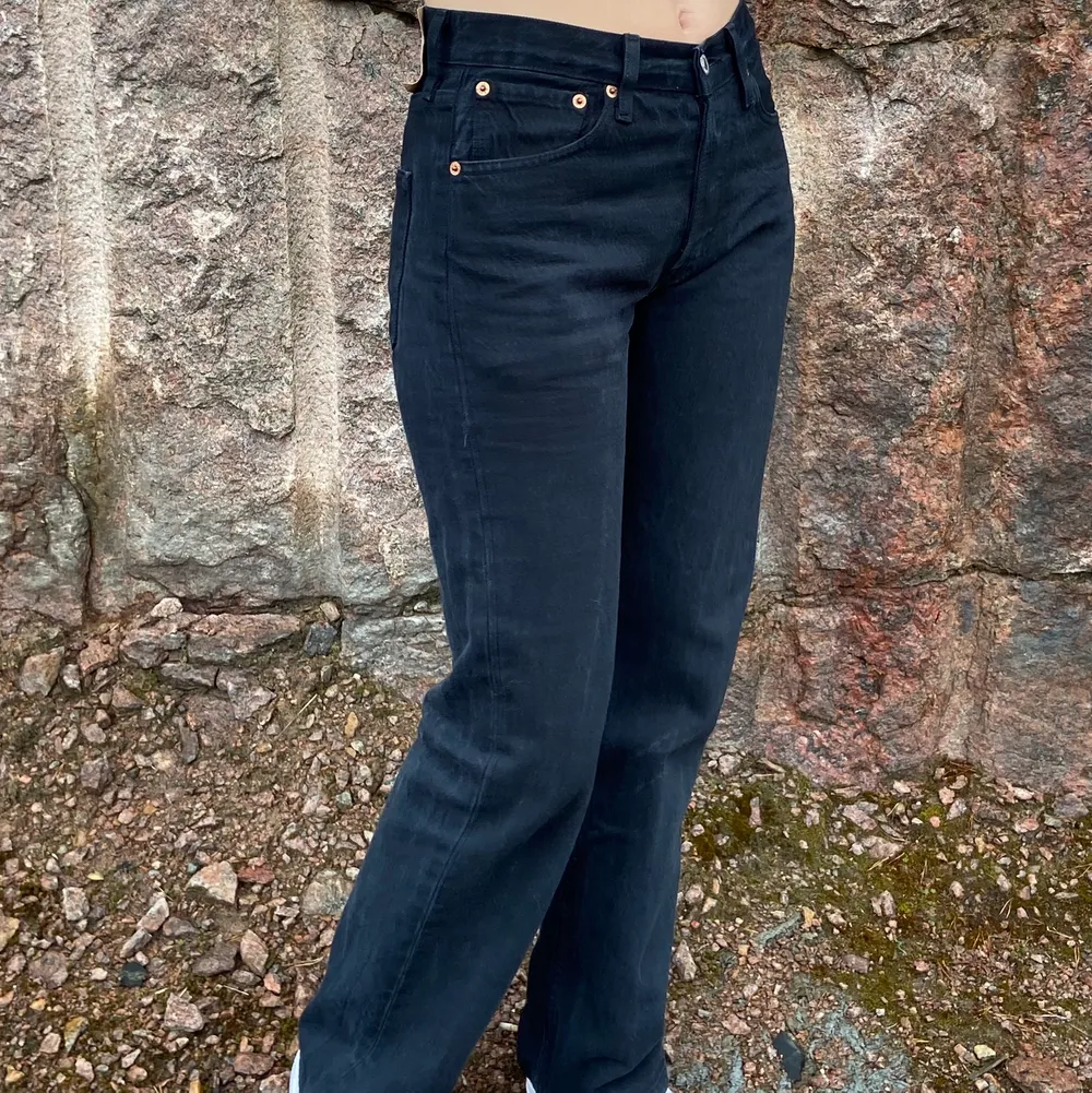 Svarta raka jeans från Levis, modell 501, i storlek 28/30 (sitter som XS och jag är 162cm lång). Medelhög midja. Använda men absolut fina! . Jeans & Byxor.