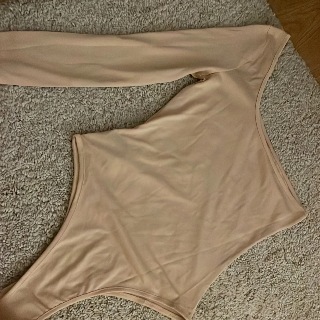 Beige body med en ärm 