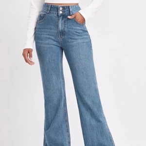 Utsvängda jeans - Lite mörkare blå jeans från SHEIN i storlek S. Säljer för dom inte riktigt är min stil. Sitter bra på mig som är 163. Aldrig använda bara testat. Nypris = 249kr