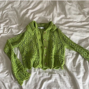 Grön kofta  - Inte mina bilder men jag säljer en exakt sådan. Jag har aldrig använt koftan så den är i mycket bra skick, känns typ helt ny! Vid många intresserade är det budgivning som gäller.