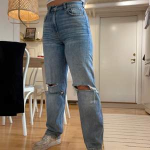 Blåa jeans från GinaTricot med hål i knäna! Storlek 36👖 130 + frakt 