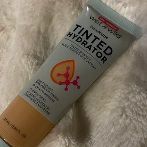 wet n wild foundation tint - en light täckande foundation, känns som inget på huden. säljer för jag gillar mer täckande foundation. denna ser väldigt naturlig ut på ansiktet men de går att bygga upp färgen. säljer för 50 + frakt 45kr 