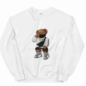 Fashionbear - Vit sweatshirt från fashionbear, använd runt 3 gånger, storlek S men funkar som XS eller M. Köpt för 600 kr.       ❗️KAN BETALA MED SAFEPAY ELLER SWISH❗️