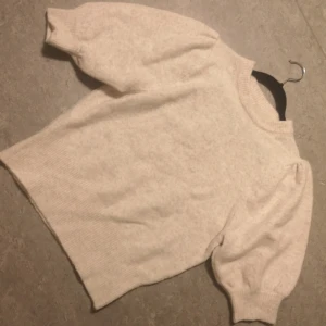 M - En jätte gullig tröja som är inte använt helt ny den så fluffig och söt 