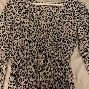 En leopard tröja från zara i stolek S , i bra skick 