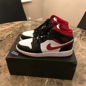 Jordan 1 mid gym red - Jordan 1 gym red, storlek eu 38 us 5.5                                          Helt nya, endast testade 