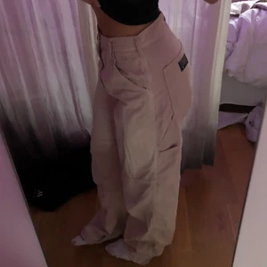 Urban outfitters pants  - Coola street/90’s inspirerade byxor från Urban Outfitters i en ljus rosa färg! Dessa kan man styla till vilken topp som helst och de blir verkligen så fint! 