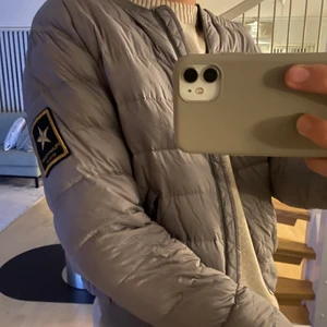 💓⚡️💖💓 - Säljer denna väldigt fina jacka i stl M💓passar mig som är 168 på bilden. Jackan är i väldigt fint skick och passar perfekt nu till våren!🙌🏽