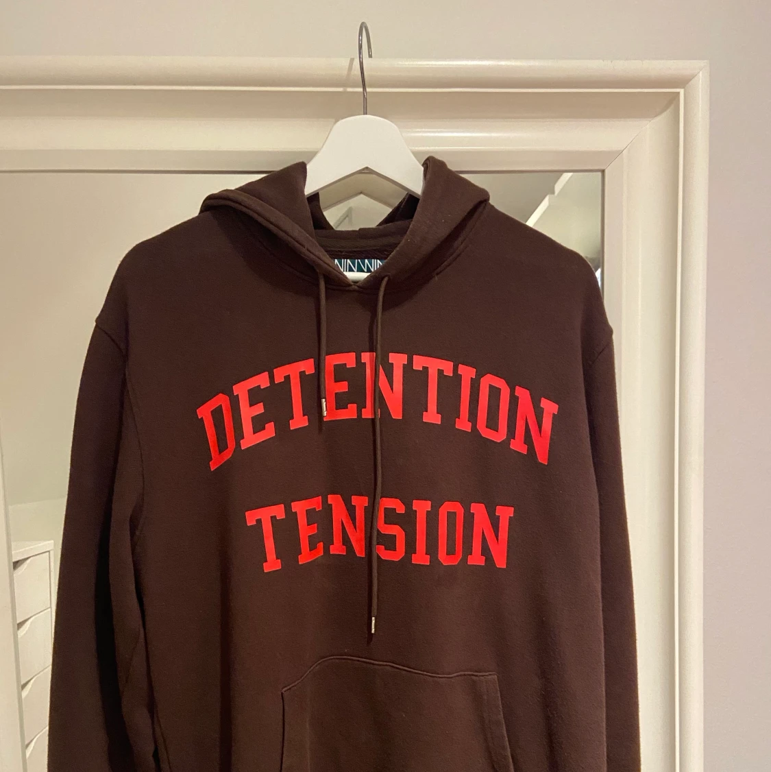 Brun hoodie med tryck