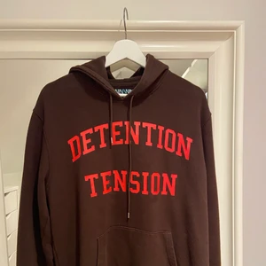 Brun hoodie med tryck - Väldigt snygg hoodie från carlings men kommer inte till användning längre tyvärr. Inga defekter på tryck eller hoodie